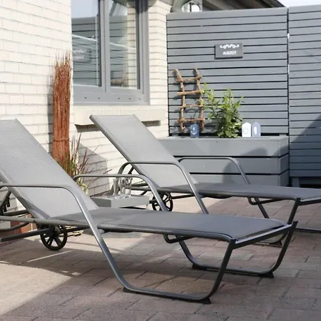 Ferienhaushaelfte Sommerhusen * Busum